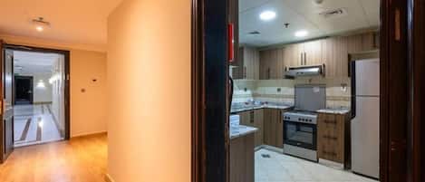 Refrigerador con congelador, microondas, horno y parrilla de estufa