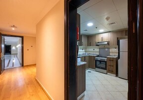 Full-sized fridge, microwave, oven, stovetop