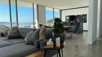 Smart TV, DVD player, livros, videoteca