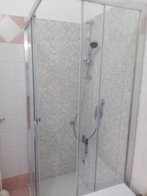 Hair dryer, towels, soap, shampoo - Apartment in Patti (Patti)
