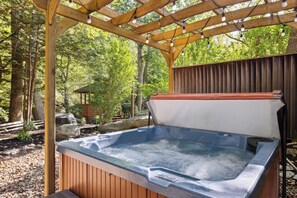 Outdoor spa tub - Bear Lodge at Bent Creek is a Creekside Golf Course Oasis!! (Gatlinburg)