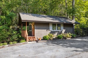 Exterior - Bear Lodge at Bent Creek is a Creekside Golf Course Oasis!! (Gatlinburg)