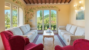 Casa, 2 dormitoris, fumadors, piscina privada | Sala d'estar | Llibres 