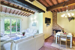 Lounge - Luxury Home in Tuscany Near Pisa and Florence - Two Bedrooms 4&1 PL (Palaia)