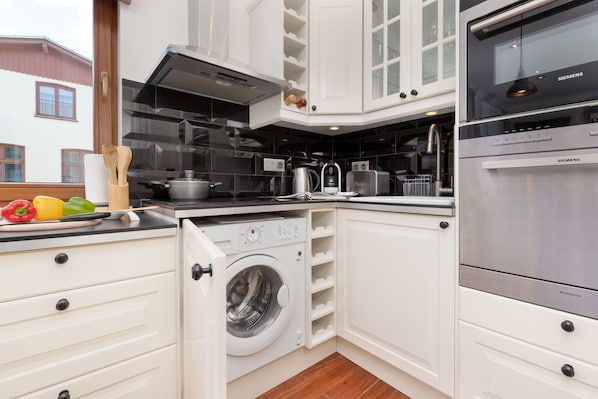 Microwave, dishwasher, electric kettle, toaster