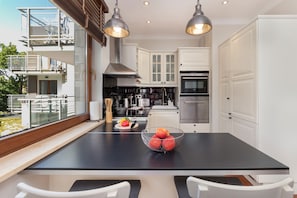 Microwave, dishwasher, electric kettle, toaster