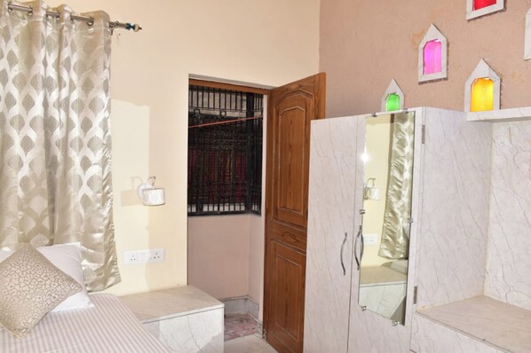Soundproofing, free WiFi, bed sheets