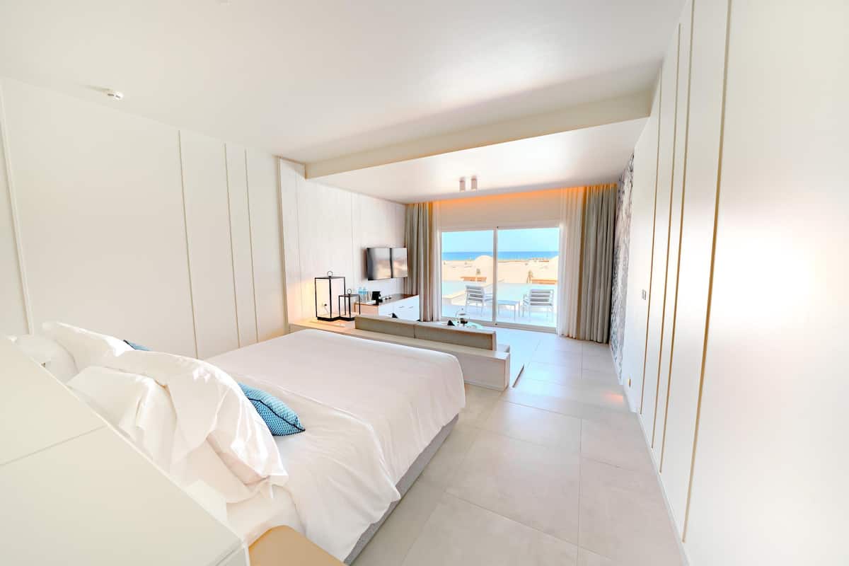 Minibar, wifi gratis y ropa de cama