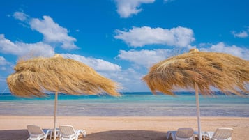 Playa privada, traslado desde/hacia la playa gratis y camastros