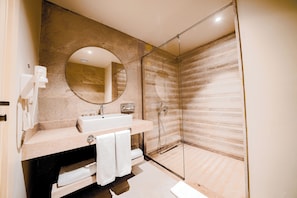 Douche à « effet pluie », sÚche-cheveux, bidet, serviettes fournies