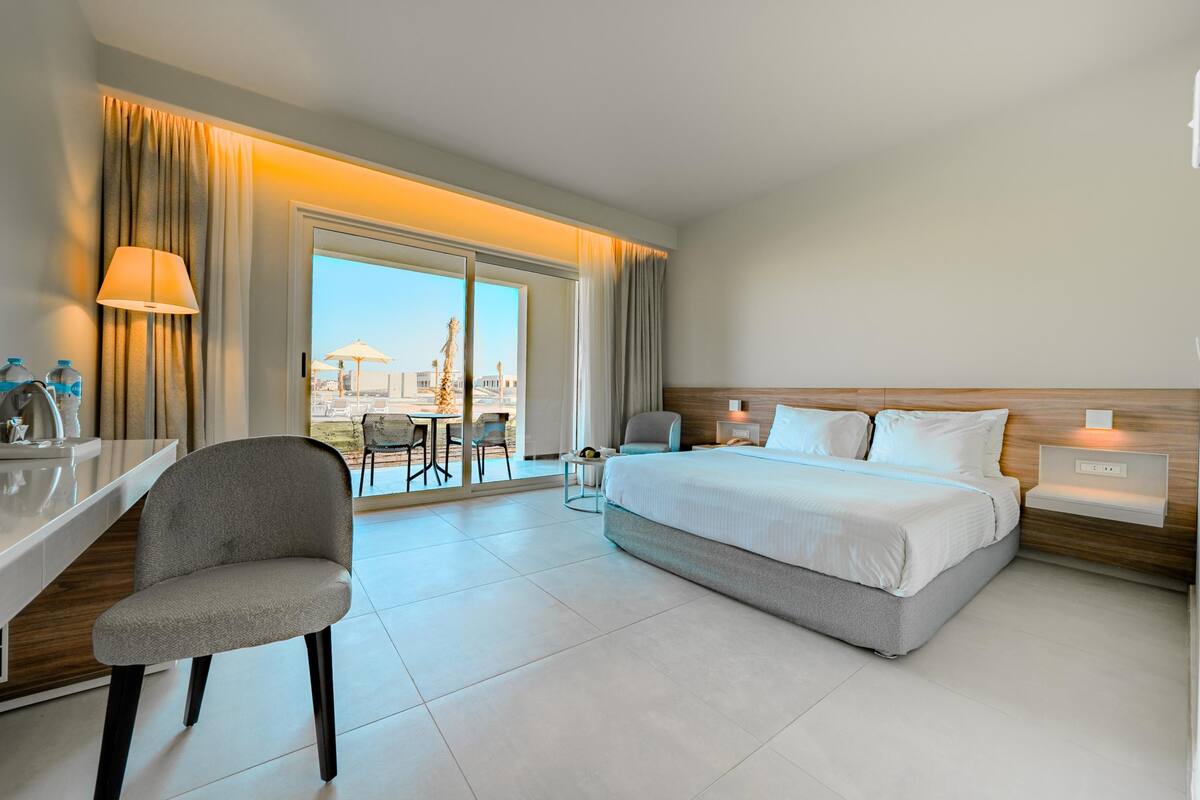 Family Room, Multiple Beds | Minibar, WiFi (free), bed sheets