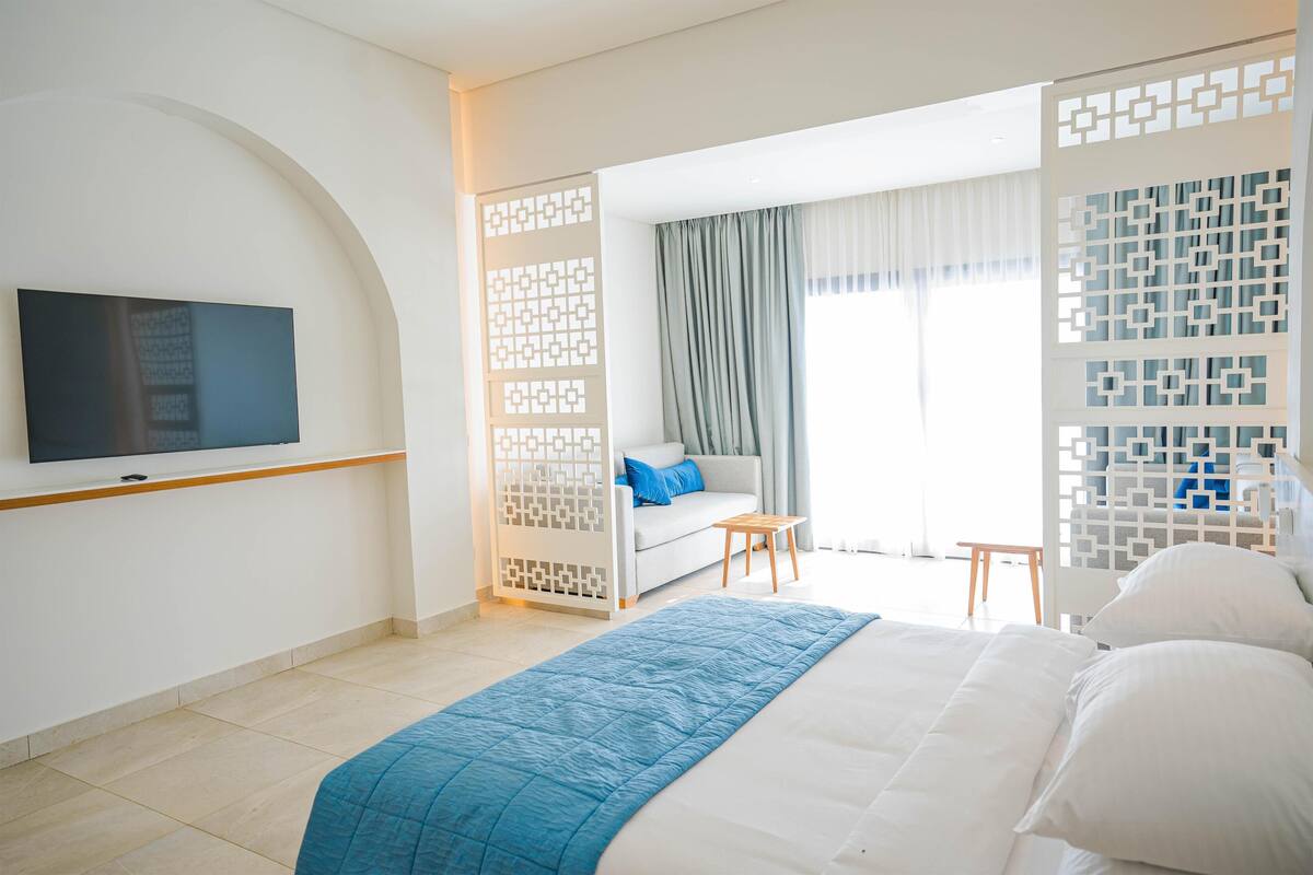 Comfort Room, 1 Bedroom | Minibar, WiFi (free), bed sheets