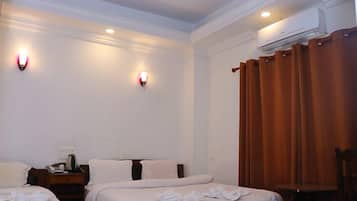 Standard Triple Room | Desk, laptop workspace, soundproofing, free WiFi