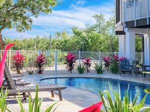 Alberca al aire libre y alberca climatizada