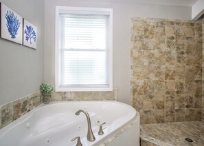 Bathtub, hair dryer, towels, soap - Frigate's Nest extraordinary 8bed/8bath nightly rental with dockage & private pool (Little Torch Key)