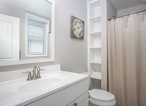 Tina, secadora de cabello, toallas, jabón 