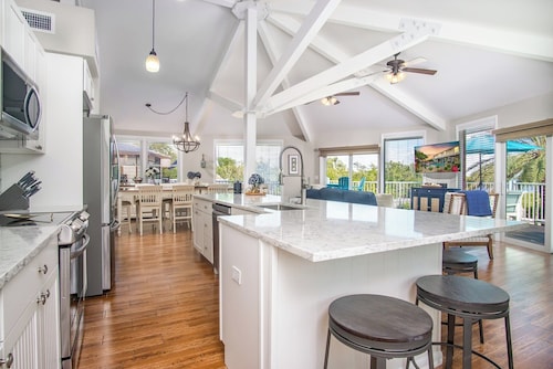 Frigate's Nest extraordinary 8bed/8bath nightly rental with dockage & private pool