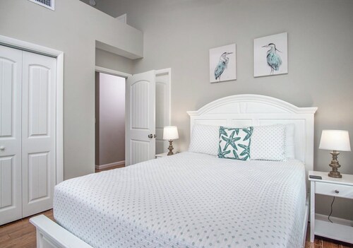 Frigate's Nest extraordinary 8bed/8bath nightly rental with dockage & private pool