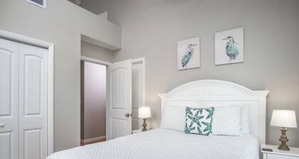 Frigate's Nest extraordinary 8bed/8bath nightly rental with dockage & private pool