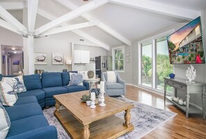 Smart TV - Frigate's Nest extraordinary 8bed/8bath nightly rental with dockage & private pool (Little Torch Key)