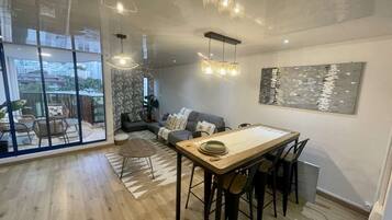 Een televisie en een stereo