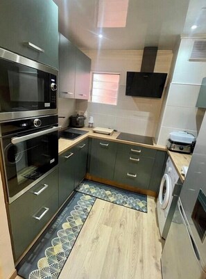 Microwave, oven, dishwasher, coffee/tea maker