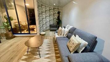 Een televisie en een stereo