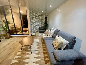 Een televisie en een stereo