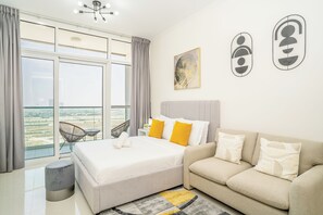 Living area - Tanin - Sleek Studio Offering Unobstructed City Views (Dubai)