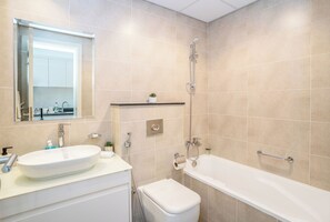 Comfort-Apartment | Badezimmer | Badewanne, Haartrockner, Handtücher, Toilettenpapier
