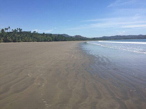 Casa Bella - Tropical Private Retreat (short walk to the beach)