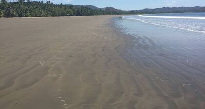 Casa Bella - Tropical Private Retreat (short walk to the beach)