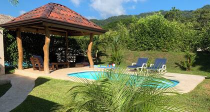 Casa Bella - Tropical Private Retreat (short walk to the beach)