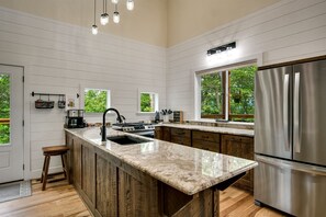 冷蔵庫、電子レンジ、オーブン、コンロ