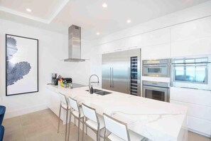 Mikrowelle, Herdplatte, Geschirrspüler