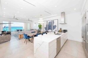 Micro-ondas, cooktop, lava-louças, cafeteira/chaleira