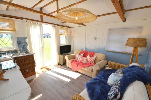 1 Bed Chalet - Sleeps 4 - Pets, Parking, Wifi