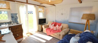 1 Bed Chalet - Sleeps 4 - Pets, Parking, Wifi