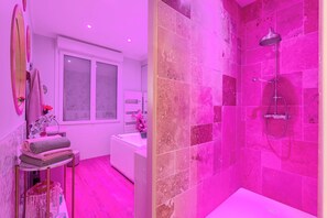 Bañera de hidromasaje, secador de pelo, toallas, jabón