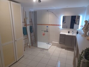 Shower, hair dryer, towels, soap - 2 Bedroom Apartment in Du candeou (Du candeou)