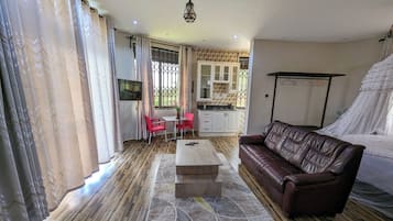 Panorama studio suite, niet-roken, uitzicht op meer | Luxe beddengoed, een strijkplank/strijkijzer, gratis wifi, beddengoed