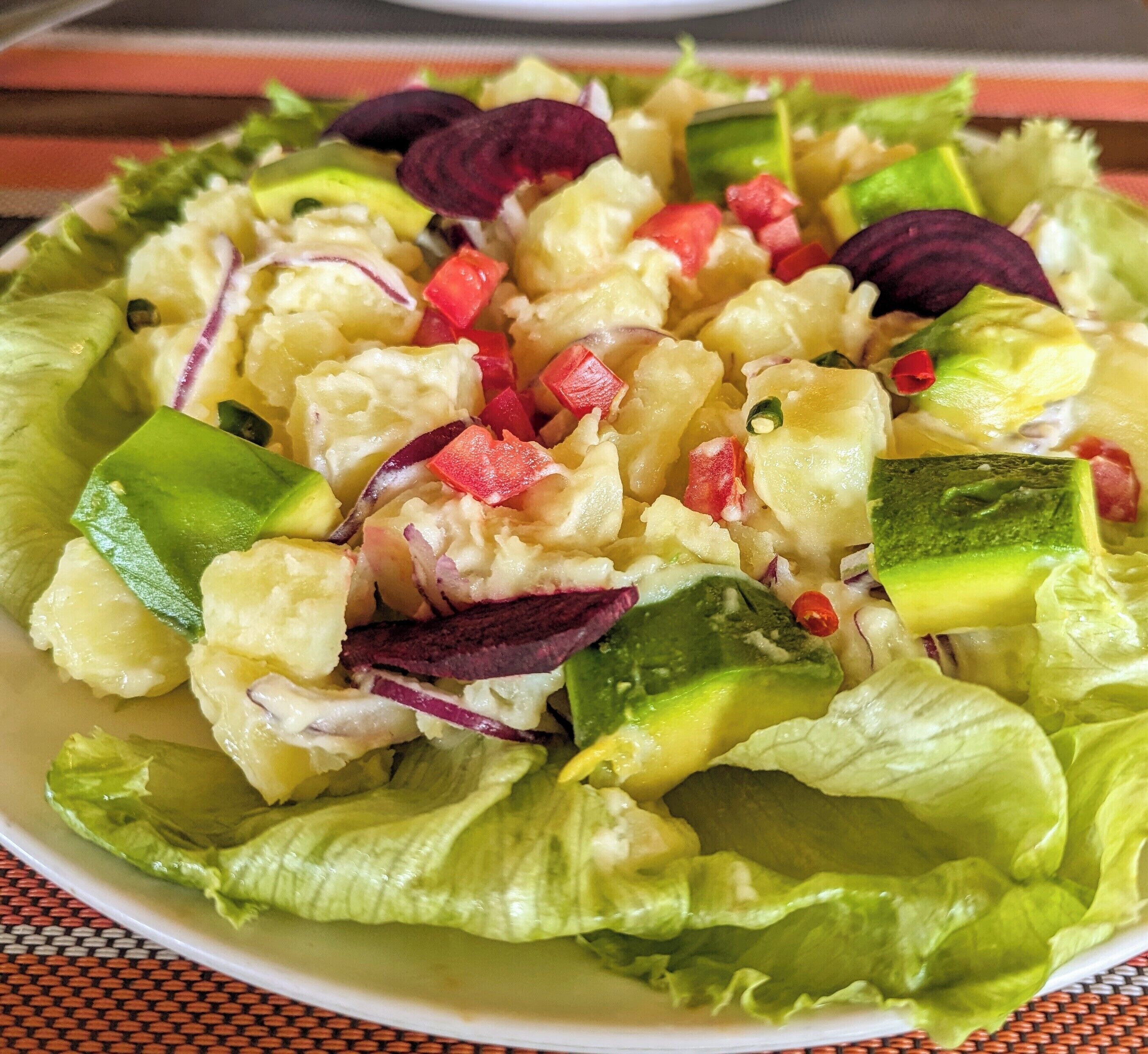 En salat med forskellige grøntsager på en tallerken.