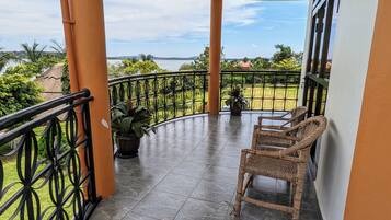 Panoraamastudiosviitti, tupakointi kielletty, järvinäköala | Ylelliset vuodevaatteet, silitysrauta/-lauta, ilmainen Wi-Fi