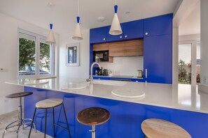 Een koelkast, een microgolfoven, een oven, een vaatwasser