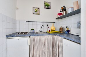 Frigorifero, microonde, forno, macchina per tè/caffè