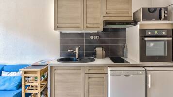 Réfrigérateur, micro-ondes, four, lave-vaisselle