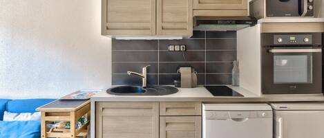 Kühlschrank, Mikrowelle, Ofen, Geschirrspüler