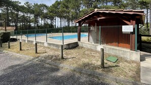 A pool area with a fenced deck, a covered seating area, and a sign indicating the pool is for relaxation. - House for 4 with pool in Lacanau (Lacanau)