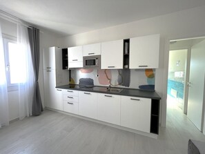 Kühlschrank, Mikrowelle, Ofen, Herdplatte