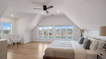 4 bedrooms, desk, iron/ironing board, WiFi